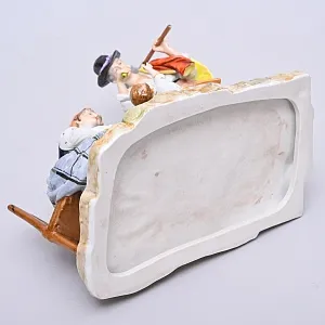 Коллекционная Фарфоровая статуэтка «Папа пришел с работы», VOLKSTEDT Германия, середина ХХ века.