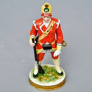 Фарфоровая Cтатуэтка «Солдаты Британской Армии. 27-й пехотный полк», RUDOLF KAMMER Германия. 