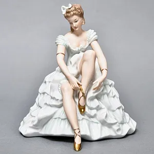 Коллекционная Фарфоровая Статуэтка «Балерина, завязывающая пуанты», WALLENDORF Германия.