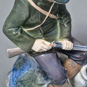 Коллекционная Фарфоровая статуэтка «Охотник  с собакой», Royal Copenhagen Дания, 1992 - 1999 годы. 