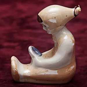 Авторская Фарфоровая статуэтка «Девочка с зеркалом», СССР Сысертский фарфоровый завод, 1960 - 1977 гг.