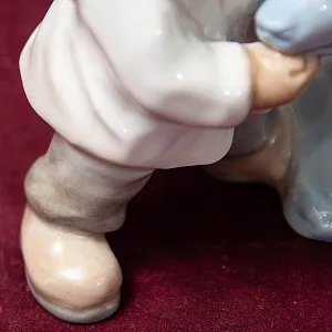 Авторская Коллекционная Фарфоровая Статуэтка «Мальчик и Снежный Медведь», Дулёво Россия.