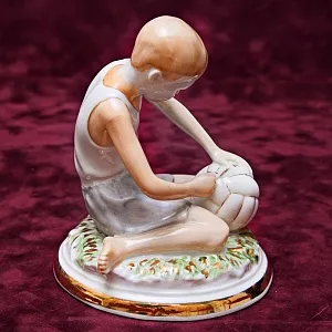 Фарфоровая статуэтка «Мальчик, надувающий мяч», «Красный фарфорист» Чудово, СССР -1956 год. 