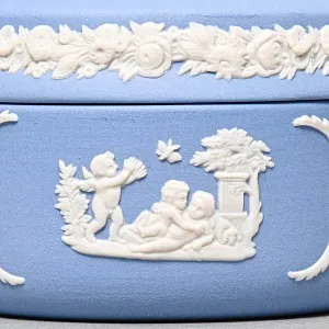 Шкатулка - Бонбоньерка «Античный мотив», фарфор ВЕДЖВУД / WEDGWOOD, Англия, вторая половина ХХ века.