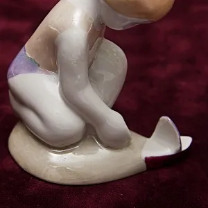 Фарфоровая статуэтка «Девочка с корабликом», СССР Сысертский фарфоровый завод, 1960 - 1977 гг. 