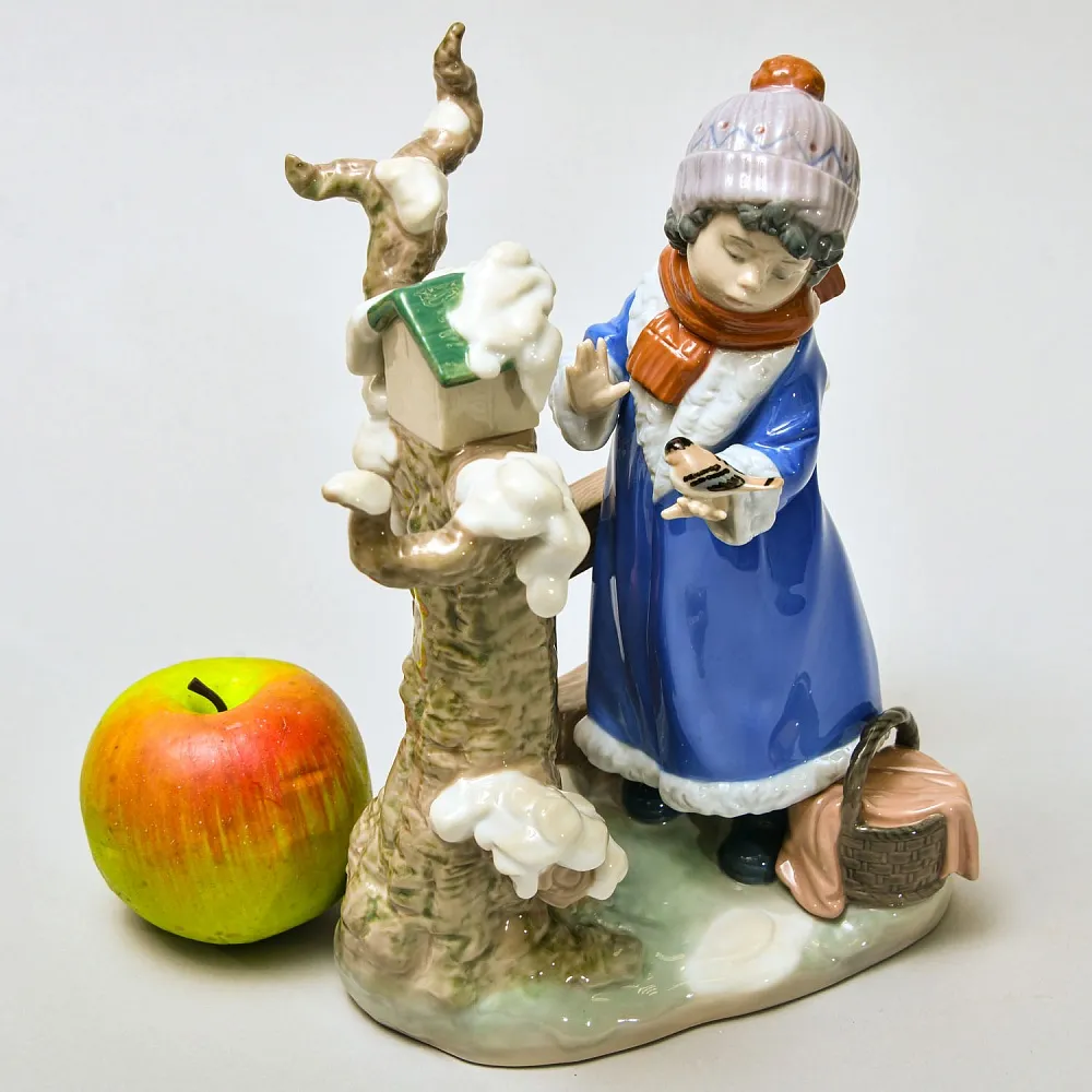 Коллекционная Фарфоровая статуэтка «Морозная зима или Девочка с птицей», Lladro Испания, 1985 год.