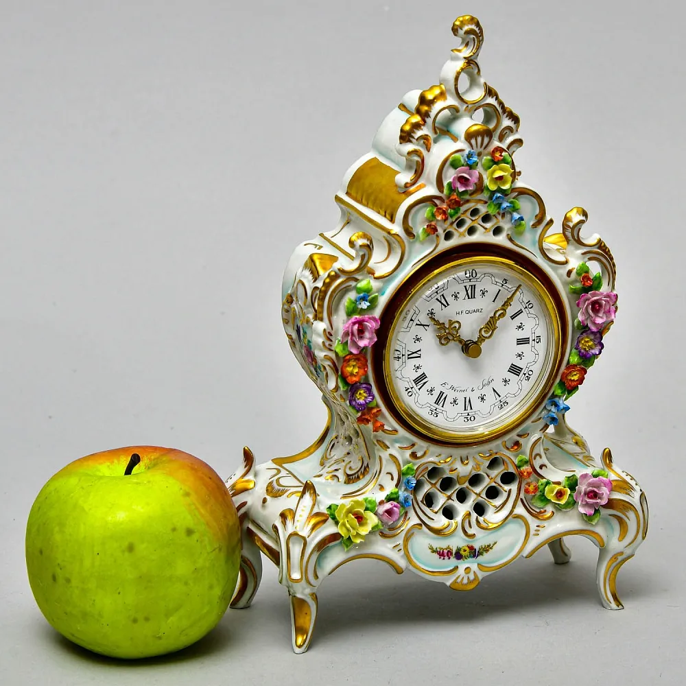 Каминные Кварцевые Часы в стиле Рококо, Фарфор SANDIZELL, Германия 80-е годы ХХ века.