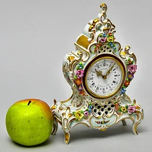 Каминные Кварцевые Часы в стиле Рококо, Фарфор SANDIZELL, Германия 80-е годы ХХ века.