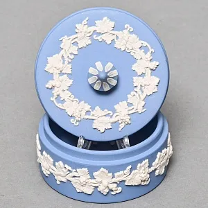 Шкатулка - Бонбоньерка «Виноградная лоза», фарфор ВЕДЖВУД / WEDGWOOD, Англия, вторая половина ХХ века.