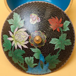 Винтажная Шкатулка «В Саду» в технике «Клуазоне» Китай 50 -е годы ХХ века.