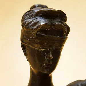 Большая Бронзовая статуэтка «ФЕМИДА - Богиня правосудия», J.B.Hirsch конец ХХ - начало ХХI веков. 