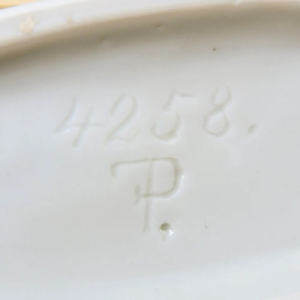 Антикварная Фарфоровая статуэтка «Птица кормит птенцов», Pfeffer Gotta Германия 1882 -1934 год.