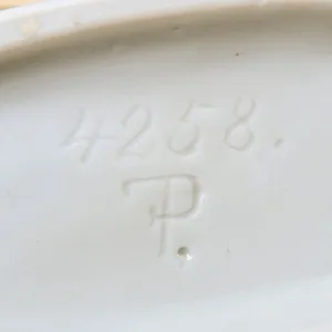 Антикварная Фарфоровая статуэтка «Птица кормит птенцов», Pfeffer Gotta Германия 1882 -1934 год.