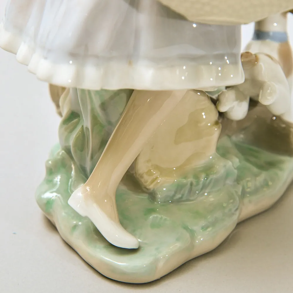 Авторская Фарфоровая Статуэтка «Девочка с цветами и cобака», Lladro Испания - 1974 год.