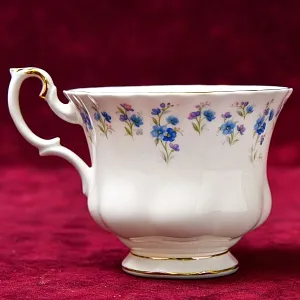 Коллекционная Фарфоровая Чайная пара «Воспоминания», ROYAL ALBERT Англия, вторая половина ХХ века.