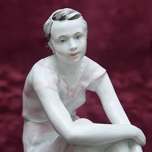 Коллекционная Фарфоровая Статуэтка «На отдыхе - девушка с букетом», ЛФЗ СССР -1963 г
