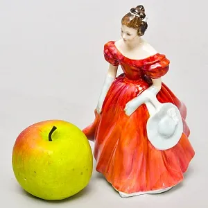 Коллекционная Фарфоровая статуэтка «Девушка с белой шляпкой», Royal Doulton Англия.