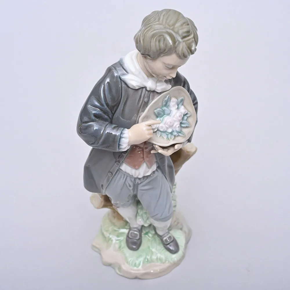 Коллекционная Фарфоровая статуэтка «Мальчик с розами», Lladro Испания, 1971 - 1979 годы.