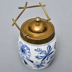 Антикварная Фарфоровая бисквитница - конфетница «Синий лук», Bremer & Liebmann Германия.