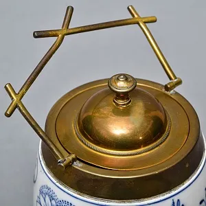 Антикварная Фарфоровая бисквитница - конфетница «Синий лук», Bremer & Liebmann Германия.