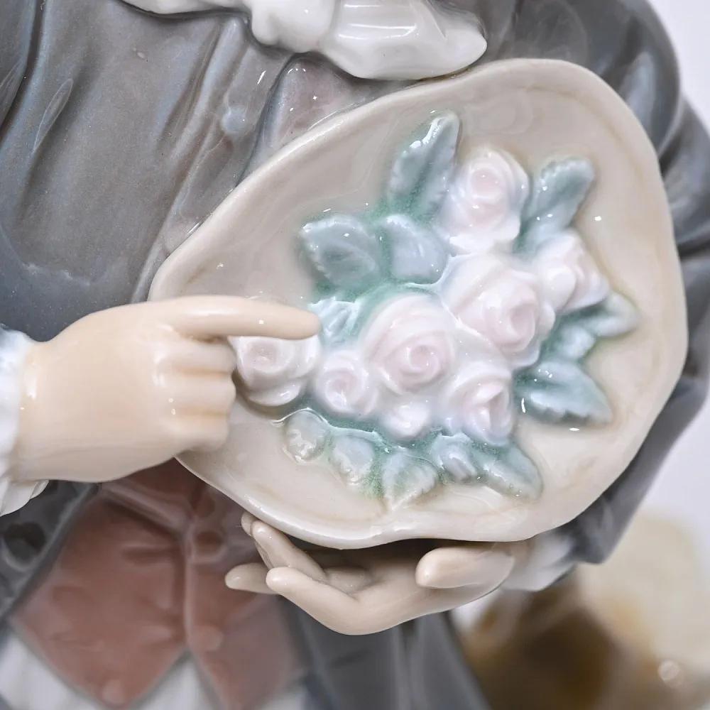 Коллекционная Фарфоровая статуэтка «Мальчик с розами», Lladro Испания, 1971 - 1979 годы.