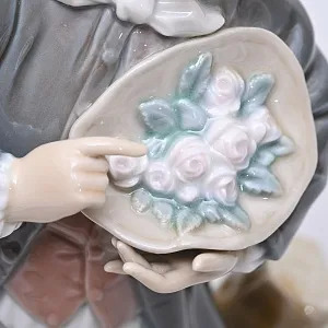 Коллекционная Фарфоровая статуэтка «Мальчик с розами», Lladro Испания, 1971 - 1979 годы.