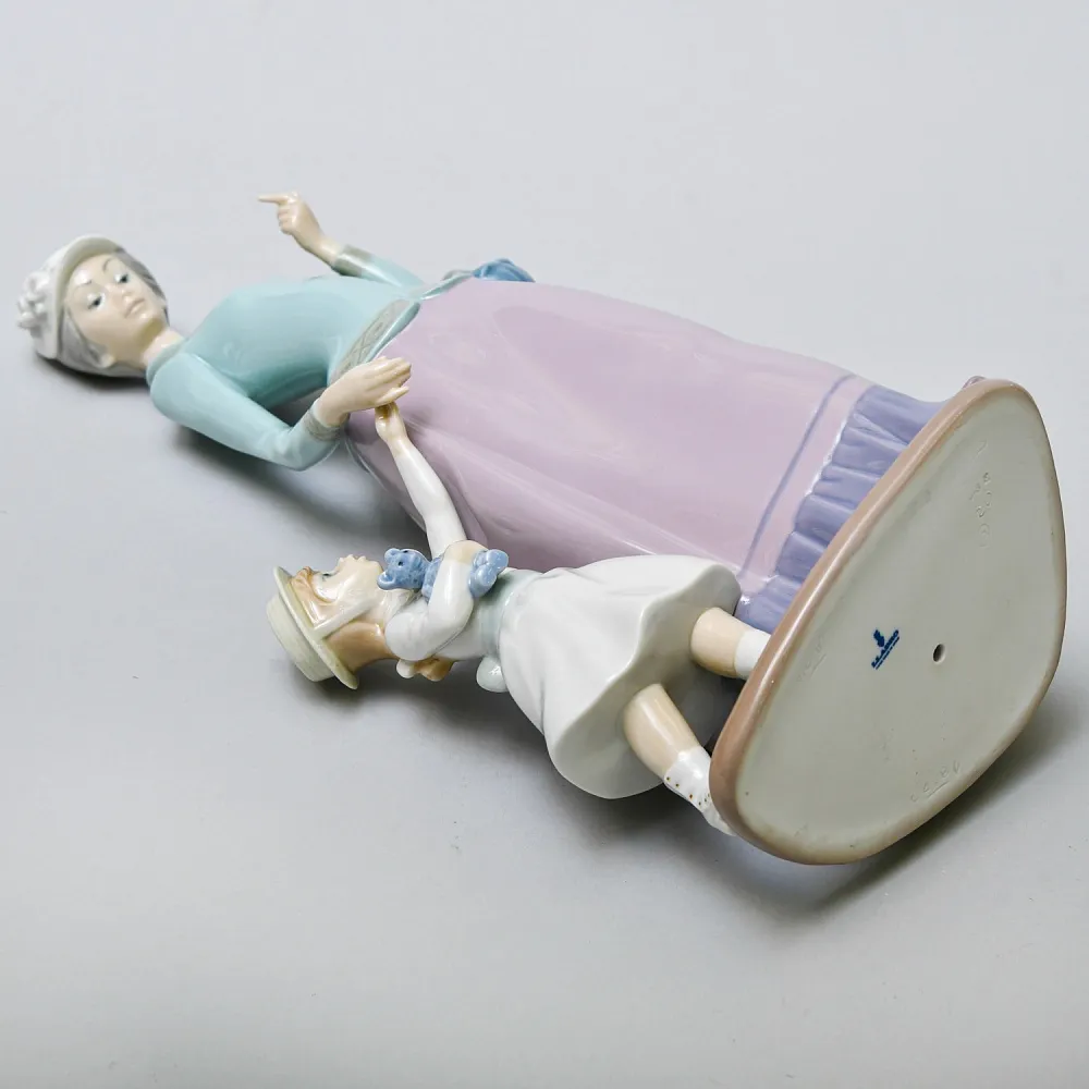 Коллекционная Фарфоровая статуэтка «На прогулке. Дама и девочка», Lladro Испания. 