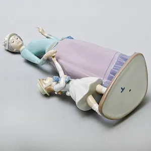 Коллекционная Фарфоровая статуэтка «На прогулке. Дама и девочка», Lladro Испания. 