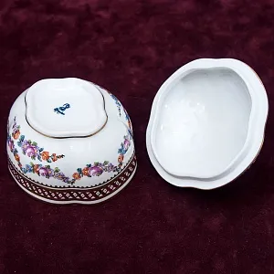 Редкость! Коллекционная Шкатулка-Бонбоньера «Грация» Фарфор SP Dresden Германия.