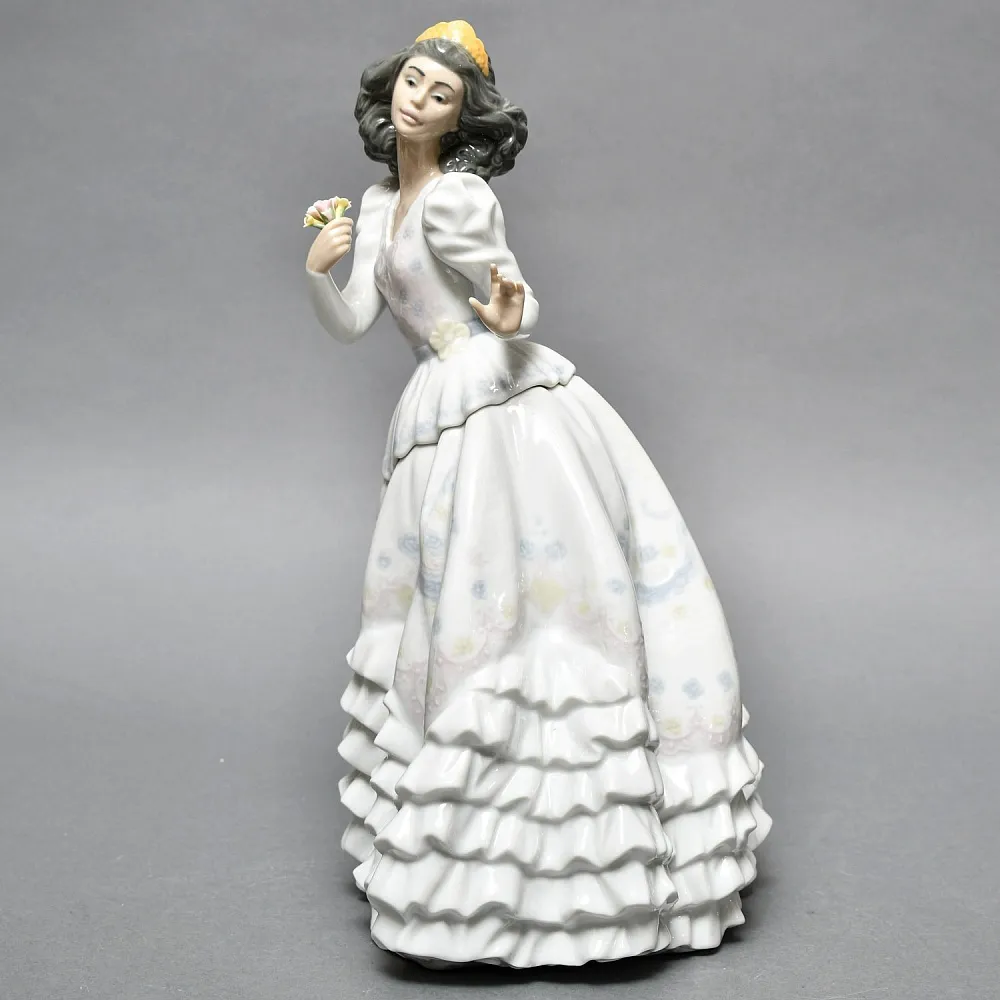 Коллекционная Фарфоровая статуэтка «Девушка в бальном платье», Lladro Испания, 2000 - 2004 годы. 