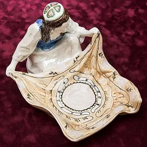 Коллекционная статуэтка - мелочевница «Узбечка с ковром», Фаянс ЗиК Конаково СССР, 1952 - 1962 годы. 