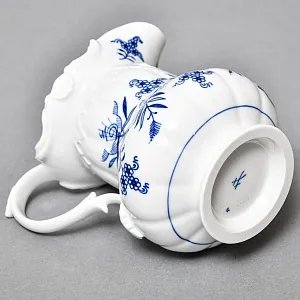 Фарфоровый молочник - сливочник на ножках «Луковый узор», MEISSEN Германия - 1992 год.