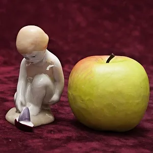 Фарфоровая статуэтка «Девочка с корабликом», СССР Сысертский фарфоровый завод, 1960 - 1977 гг. 