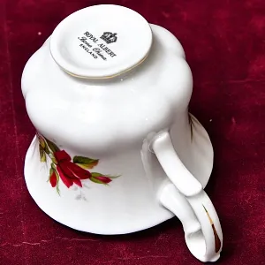 Коллекционная Фарфоровая Кофейная пара «Красная Роза», ROYAL ALBERT Англия, вторая половина ХХ века.