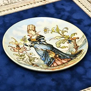 Картина - Панно из Двух Антикварных Тарелок «Кавалер и Дама», Фаянс Бельгия начало ХХ века.