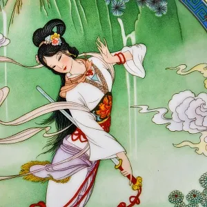 Коллекционная Тарелка «Китайская девушка в белом платье с мечом» Фарфор, Китай -1989 год.