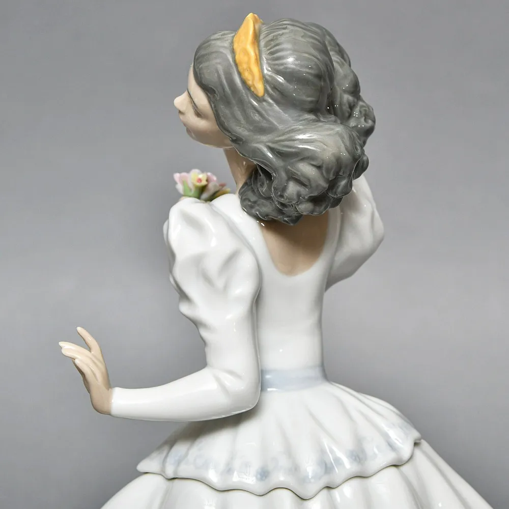 Коллекционная Фарфоровая статуэтка «Девушка в бальном платье», Lladro Испания, 2000 - 2004 годы. 