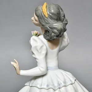 Коллекционная Фарфоровая статуэтка «Девушка в бальном платье», Lladro Испания, 2000 - 2004 годы. 