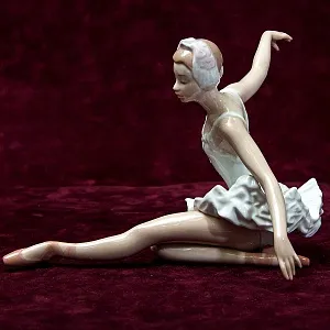 Коллекционная Фарфоровая статуэтка «Балерина - Лебединое озеро» Lladro, Испания.
