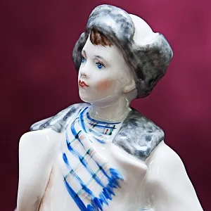 Коллекционная Авторская Фарфоровая статуэтка «Мальчик с коньками», ЛФЗ СССР 1958 год.