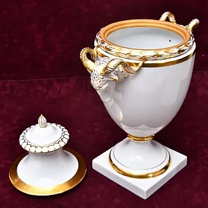 Коллекционный Фарфоровый Вазон - Ваза с крышкой в стиле АМПИР, Furstenberg Германия.