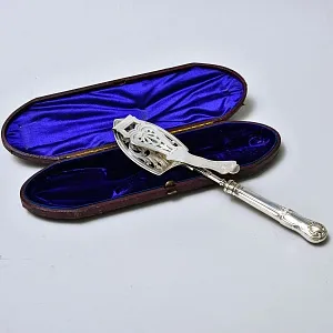 Антикварная Лопатка с фиксатором для подачи готовых блюд, SHEFFIELD Англия, первая половина ХХ века.