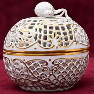 Фарфоровая Шкатулка - Бонбоньерка «ЗЕМЛЯНИКА», HEREND Венгрия, вторая половина ХХ века.