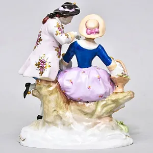 Коллекционная Фарфоровая статуэтка «Свидание. Дама, кавалер и собачка», SITZENDORF Германия.
