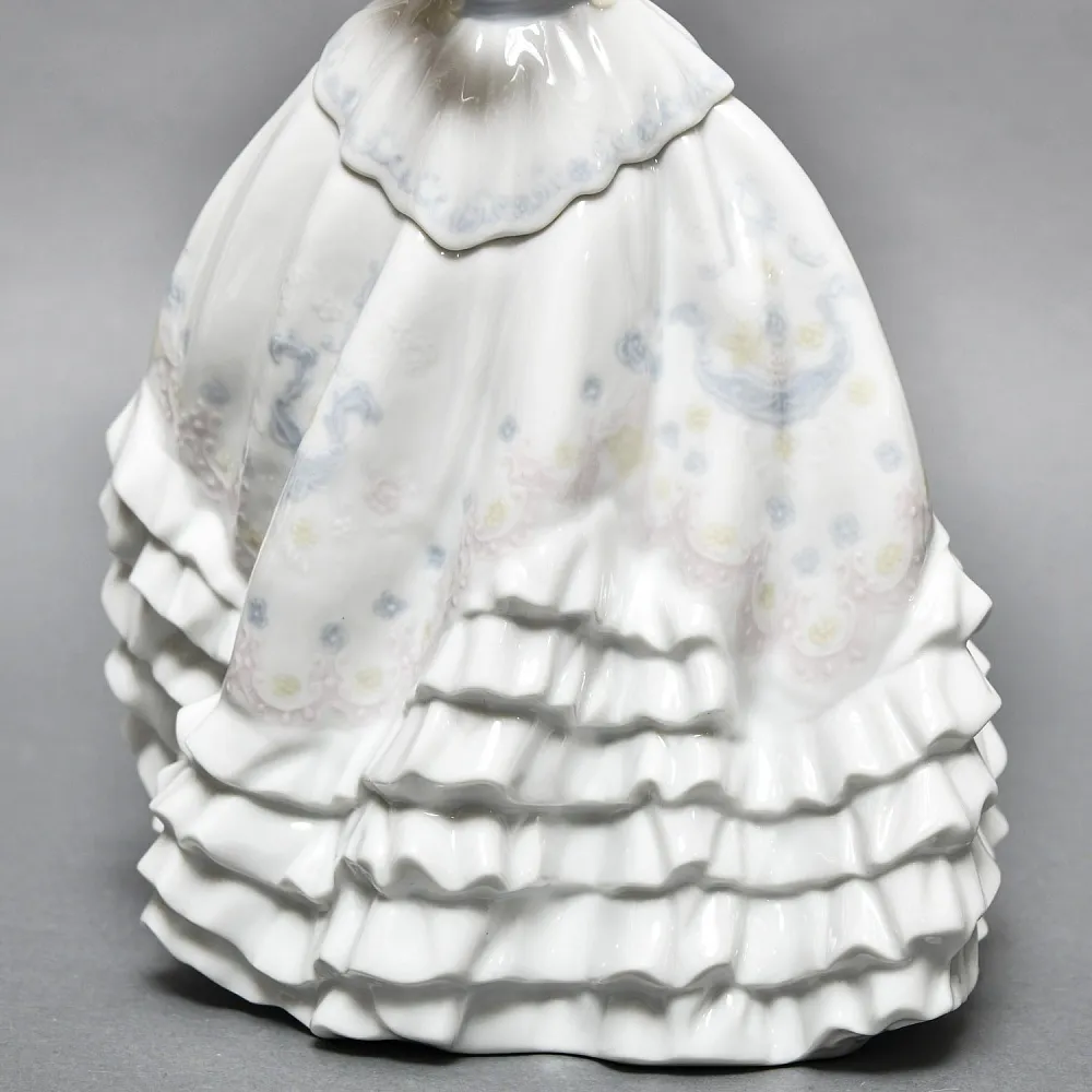 Коллекционная Фарфоровая статуэтка «Девушка в бальном платье», Lladro Испания, 2000 - 2004 годы. 