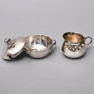 Винтажный Набор из 2х предметов - Сахарница с ложечкой и молочник «ЦВЕТЫ», Англия - середина ХХ века.