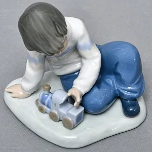 Коллекционная Фарфоровая статуэтка «Мальчик с паровозиком», NAO by Lladro Испания. 