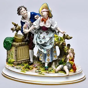 Антикварная Фарфоровая статуэтка «Влюбленная пара. Прятки у колодца», VOLKSTEDTER Германия.