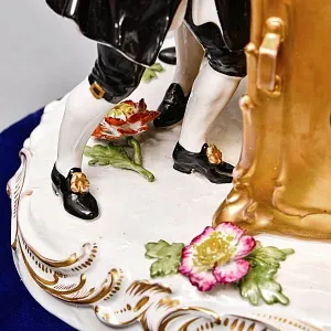 Антикварная Фарфоровая статуэтка «Дама в золотом портшезе», Carl Thieme Германия, 1864 - 1888 годы. 