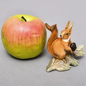 Коллекционная Фарфоровая статуэтка «Белка с шишкой», Hutschenreuther Германия, середина ХХ века. 